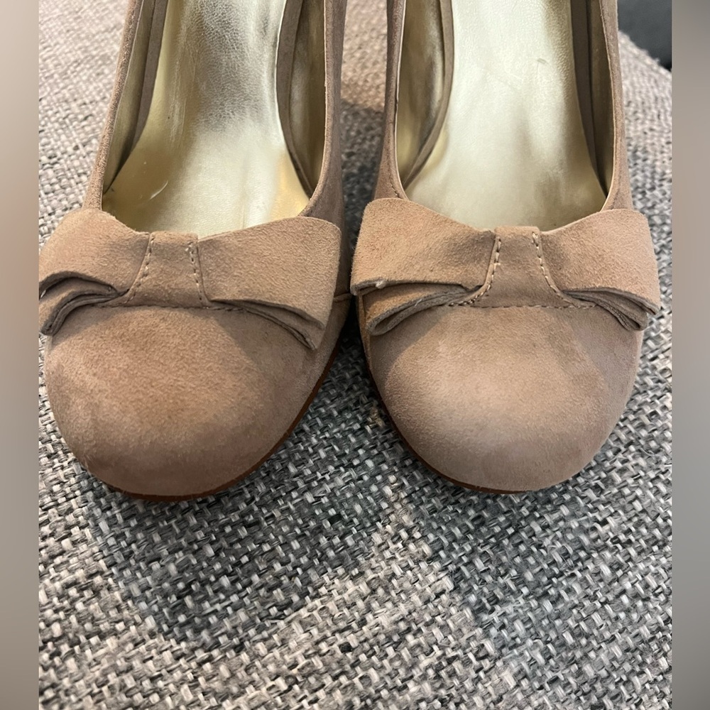 Nine West Audrey Taupe Genuine Suede Heels with Bow Accent 
size 9.5 NEW - Picture 6 of 8